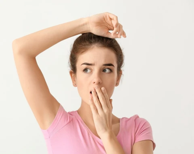 Sudorazione eccessiva sotto le ascelle: cause, sintomi e soluzioni