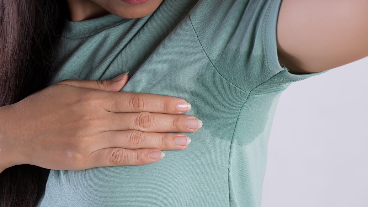 Come togliere l'odore di sudore dai vestiti