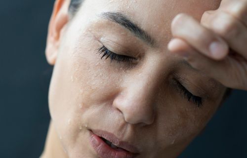 Sudorazione eccessiva alla testa: quali sono le cause, i sintomi e come trattarla in maniera efficace