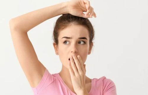 Sudorazione eccessiva sotto le ascelle: cause, sintomi e soluzioni