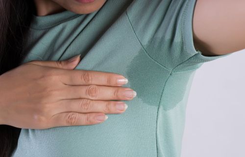 Come togliere l'odore di sudore dai vestiti