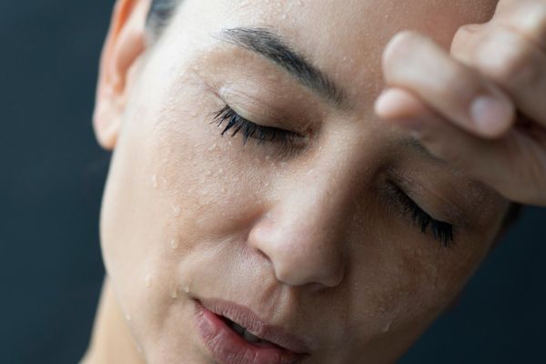 Sudorazione eccessiva alla testa: quali sono le cause, i sintomi e come trattarla in maniera efficace