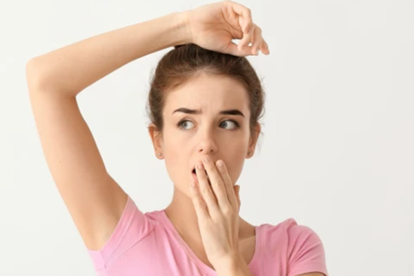 Sudorazione eccessiva sotto le ascelle: cause, sintomi e soluzioni